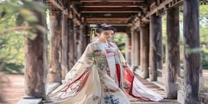 国风汉服美女图片，模特在古典园林回廊中行走，汉服飘逸，背景廊柱错落有致