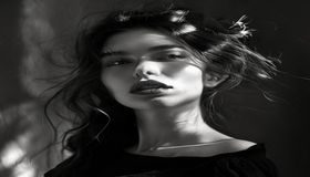 艺术摄影美女图片分类封面，黑白高对比度构图，模特姿态雕塑感强，光影极具戏剧性